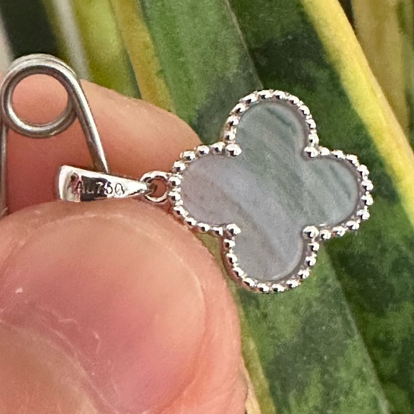 18k Clover Chalcedony Pendant with Japan Slider Chain - Picture 6 of 8